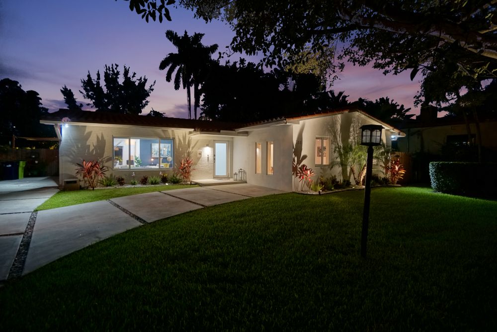 House with Pool in El Portal - 200 NW 86th St, El Portal, FL 33150
